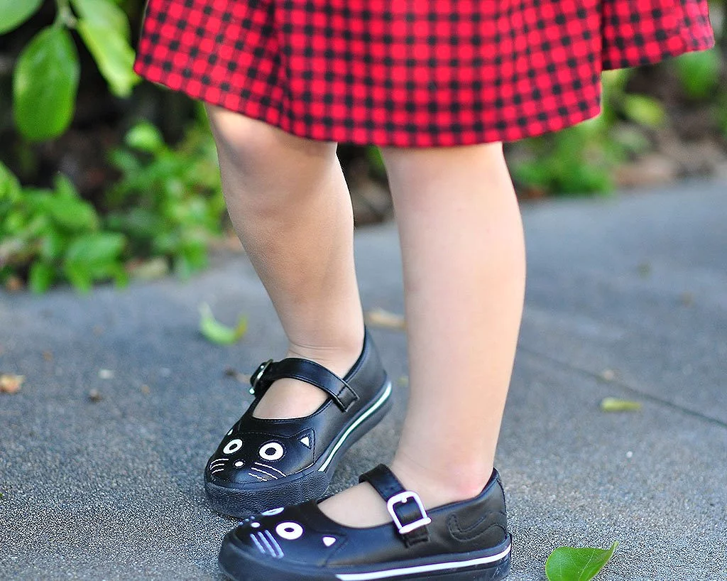 Black and white toddler sneaker - Google SEO result.