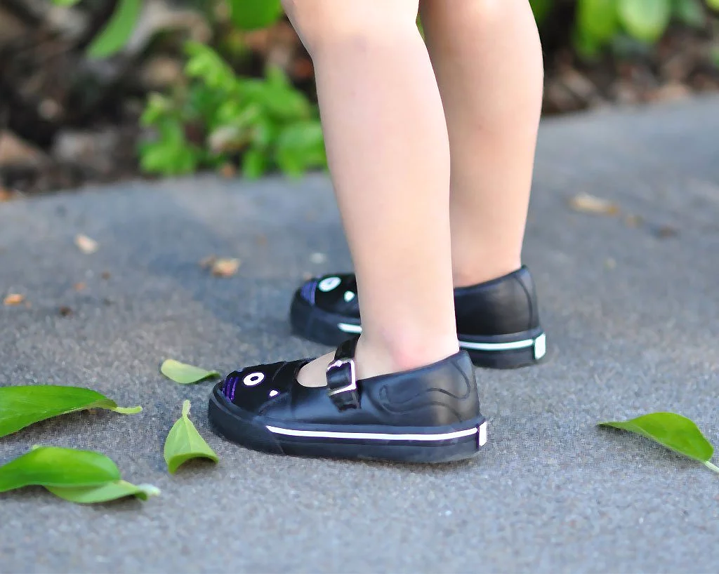 Black and white toddler sneaker - Google SEO result.