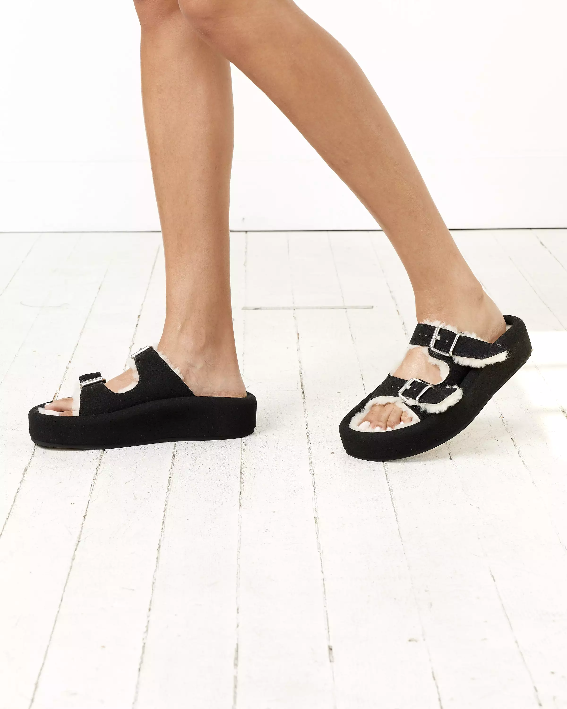 Frozen dew black sandal.