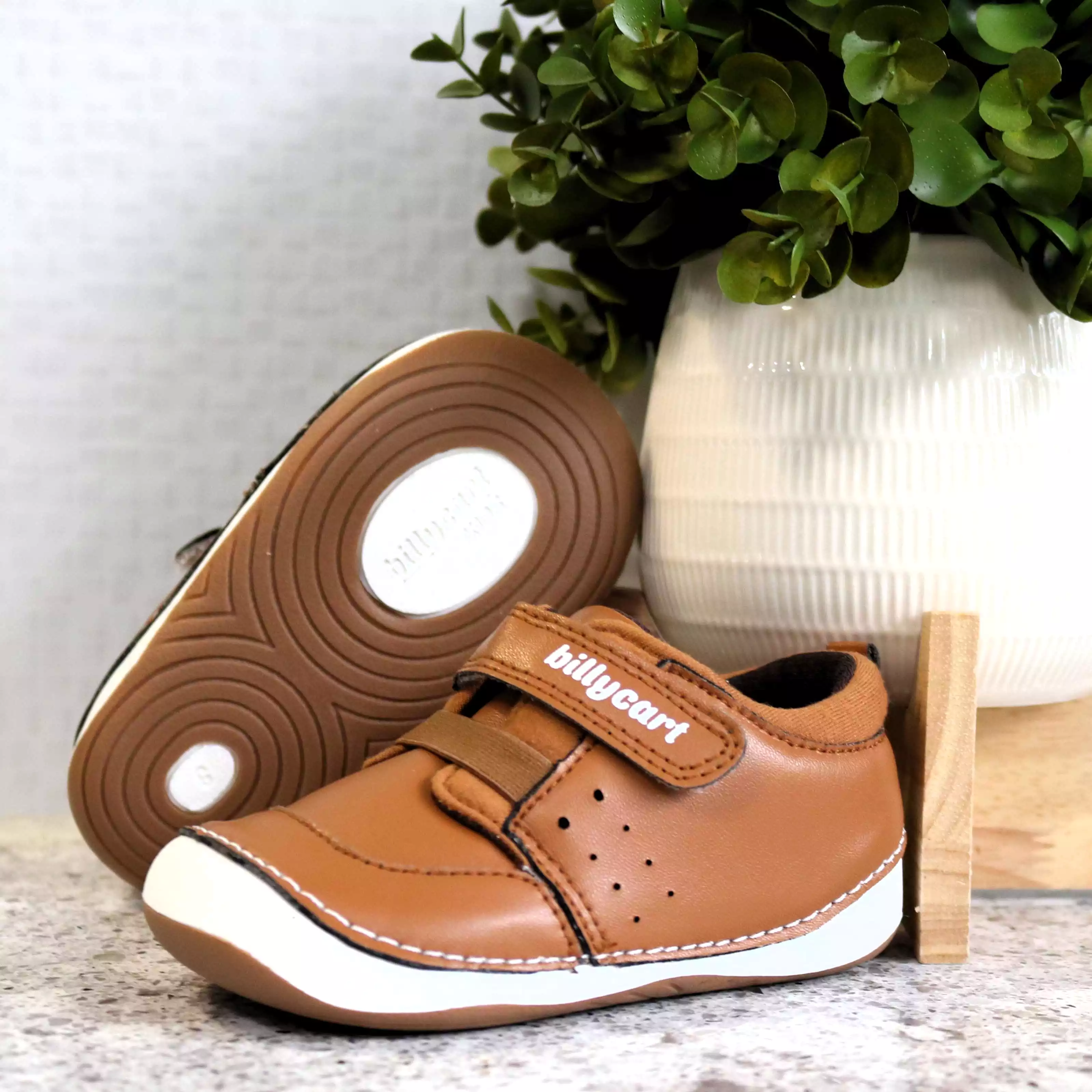 Hunter unisex sneaker in tan color