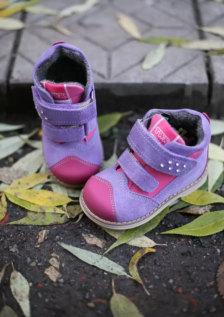 Orthopedic boots for kids, TW-406-2, with fasteners, suitable for autumn and winter outdoor activities.