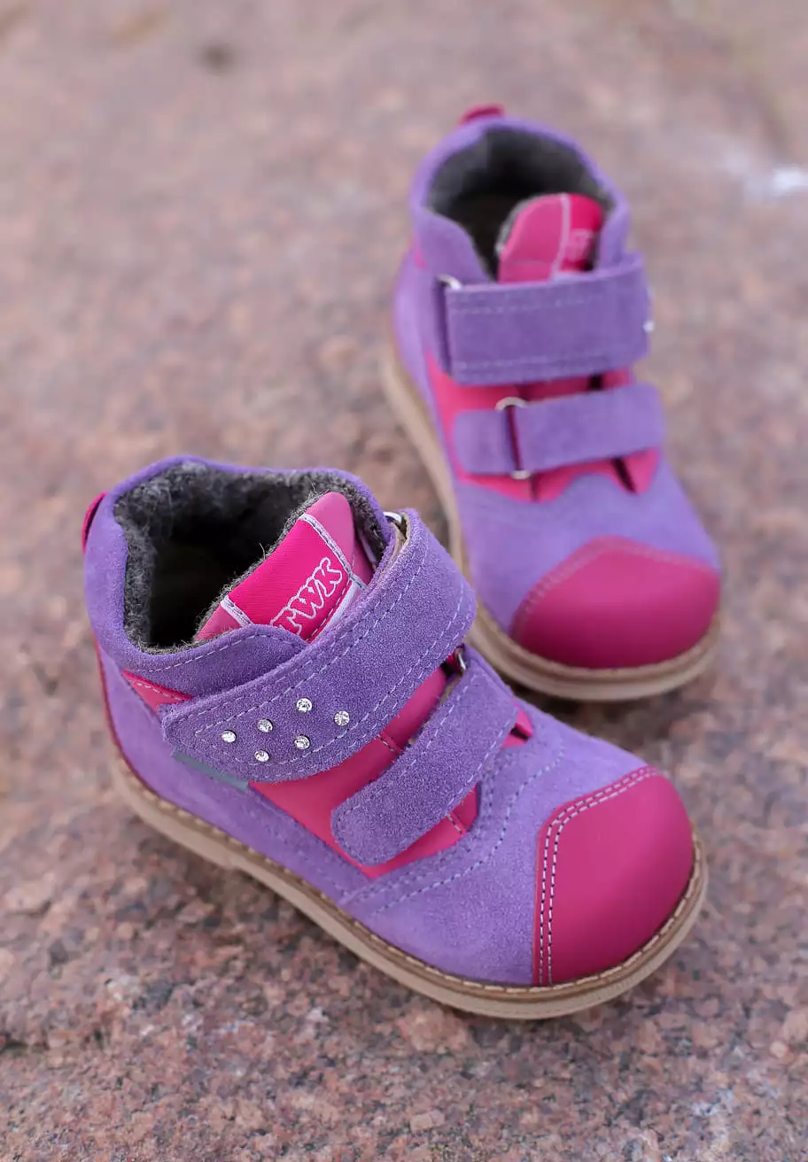 Orthopedic boots for kids, TW-406-2, with fasteners, suitable for autumn and winter outdoor activities.